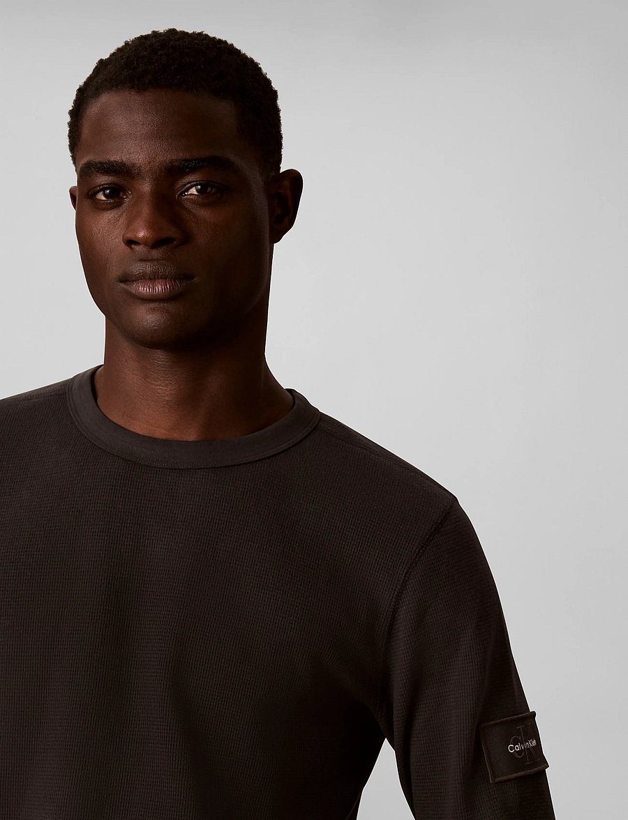 Calvin Klein Jeans - LS WAFFLE BADGE CREWNK TEE - langärmelige t-shirts - pirate black - 4
