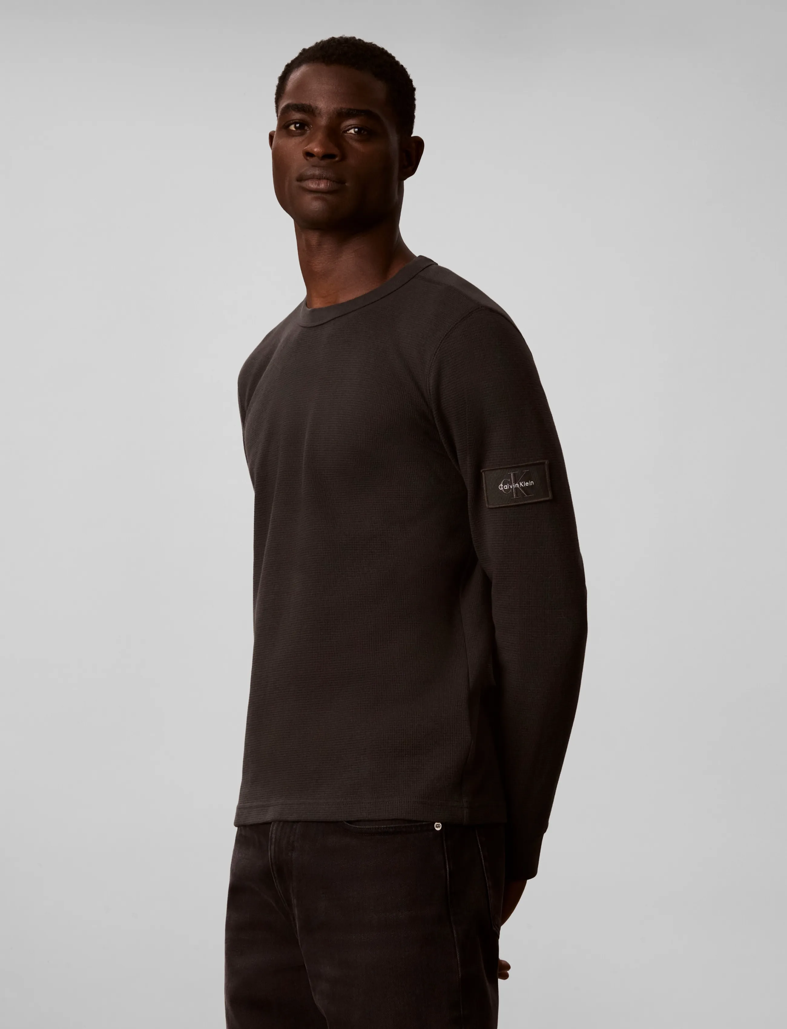 Calvin Klein Jeans - LS WAFFLE BADGE CREWNK TEE - langärmelige t-shirts - pirate black - 5