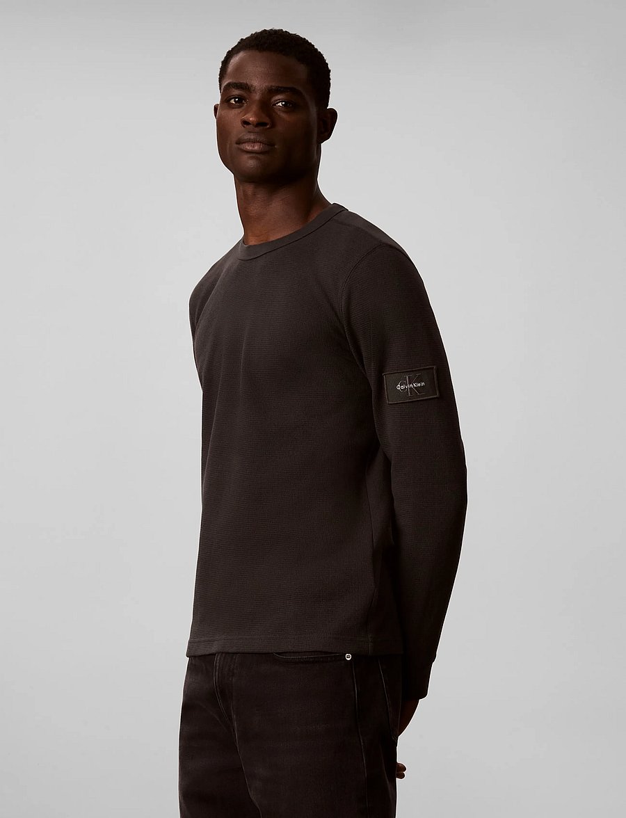 Calvin Klein Jeans - LS WAFFLE BADGE CREWNK TEE - langärmelige t-shirts - pirate black - 5