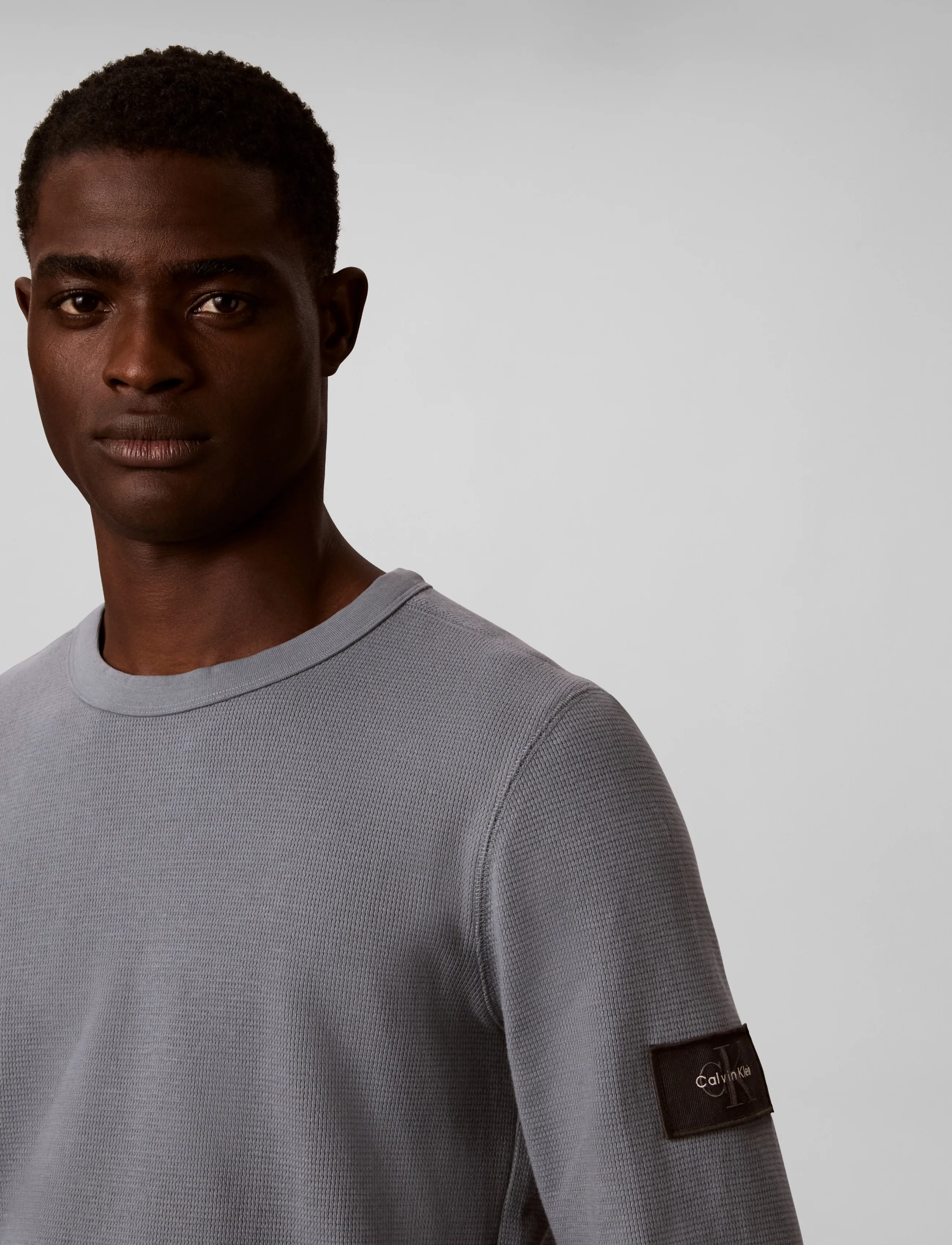 Calvin Klein Jeans - LS WAFFLE BADGE CREWNK TEE - langärmelige t-shirts - steel gray - 4