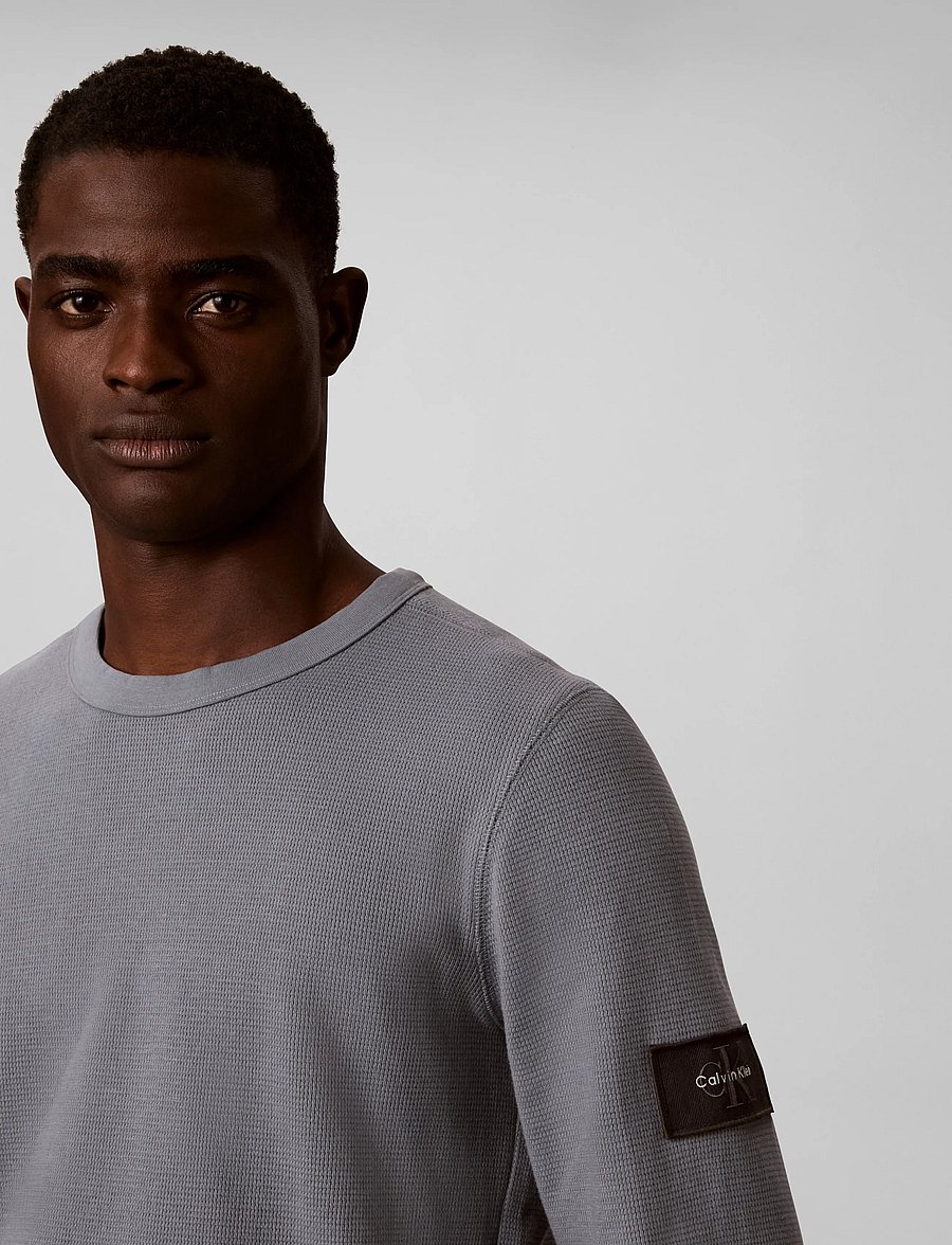 Calvin Klein Jeans - LS WAFFLE BADGE CREWNK TEE - langärmelige t-shirts - steel gray - 4