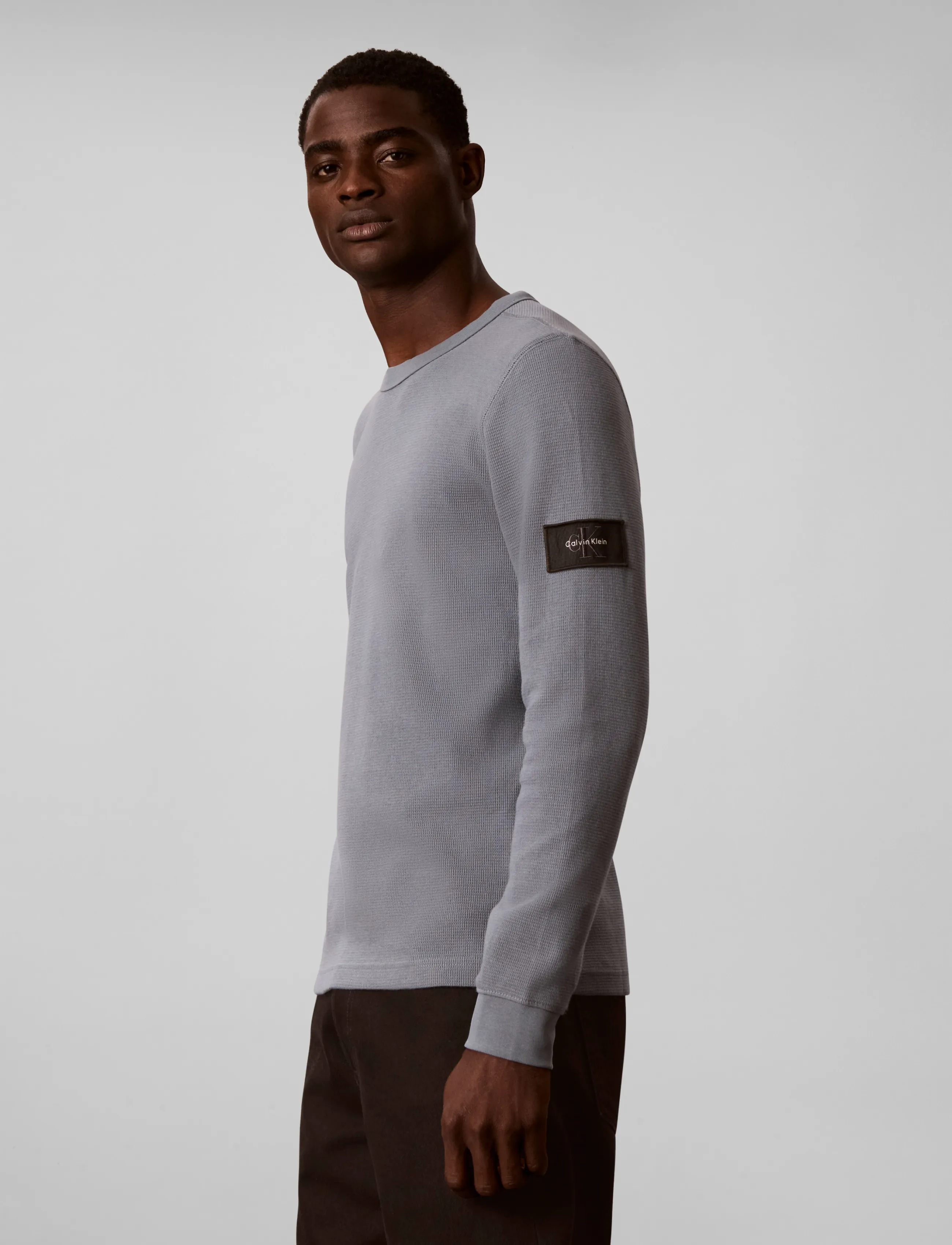 Calvin Klein Jeans - LS WAFFLE BADGE CREWNK TEE - langärmelige t-shirts - steel gray - 5