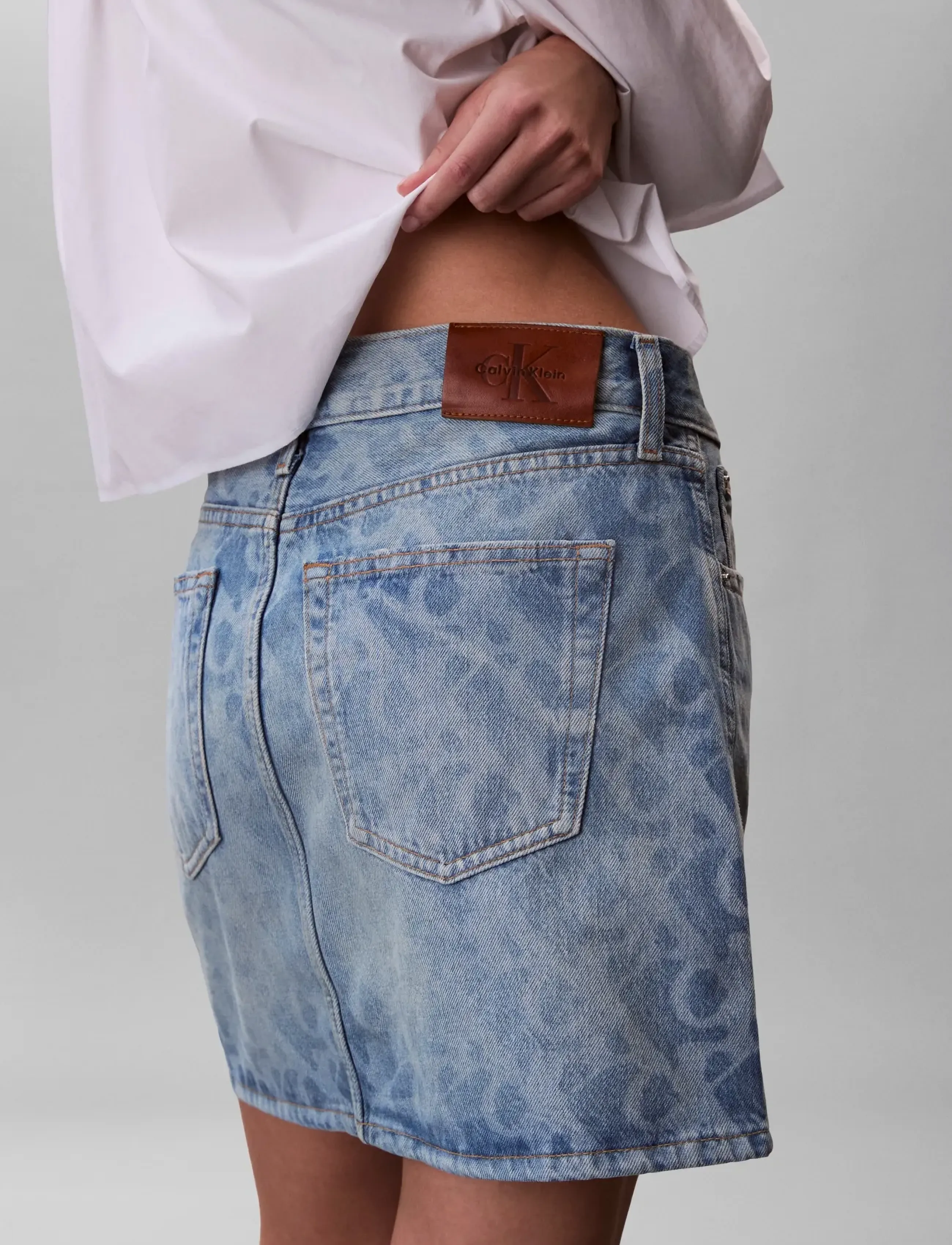 Calvin Klein Jeans - 90S MINI SKIRT AOP LT PLAYBILL - jupes en jeans - lt playbill - 4