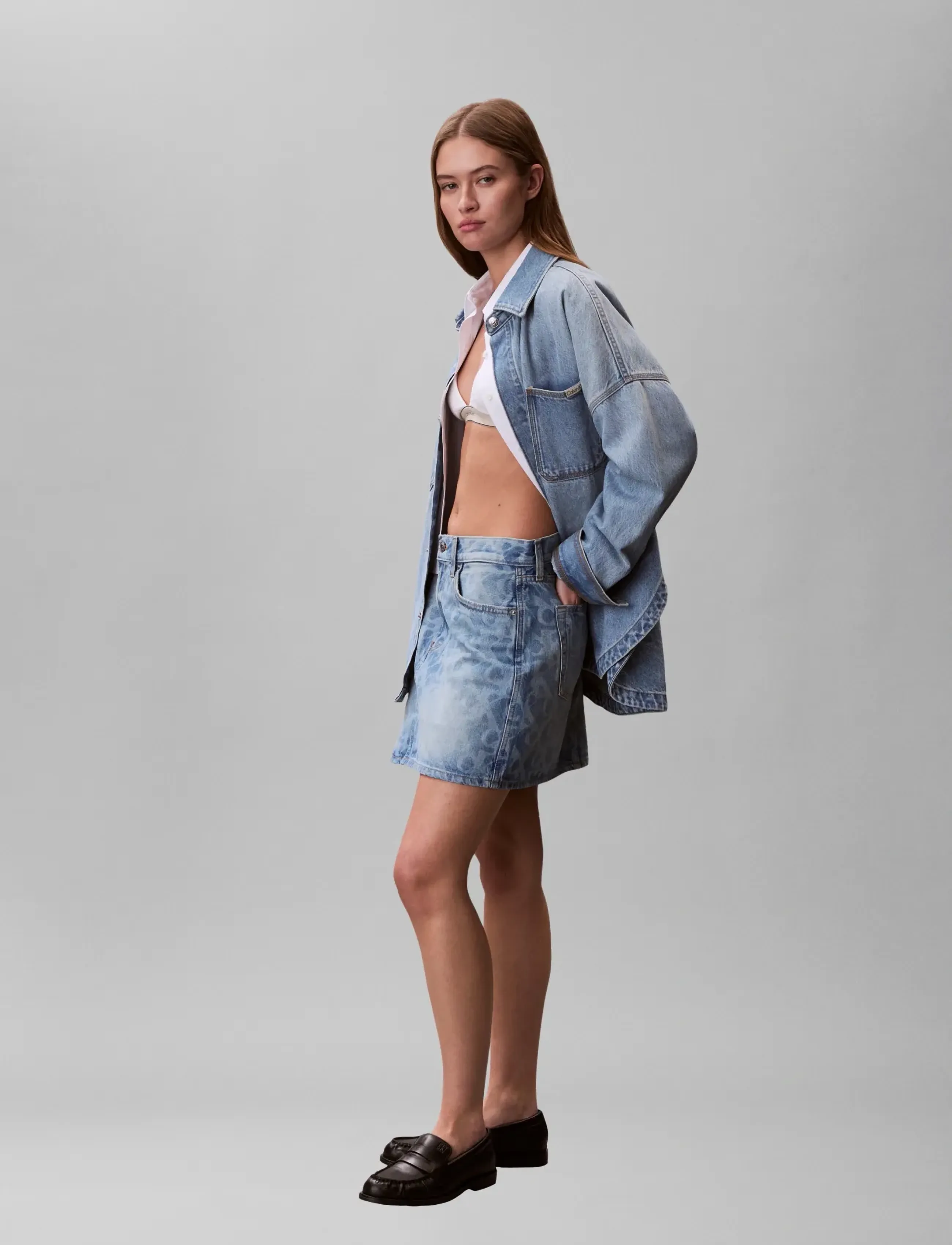 Calvin Klein Jeans - 90S MINI SKIRT AOP LT PLAYBILL - jupes en jeans - lt playbill - 5