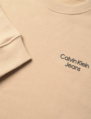 Calvin Klein - CKJ STACK LOGO SWEATSHIRT - sportiska stila džemperi - warm sand - 2