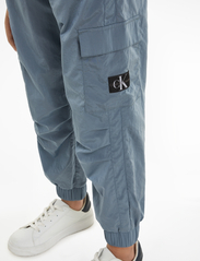 Calvin Klein - STRUCTURED NYLON TRACKPANTS - spodnie turystyczne - goblin blue - 3