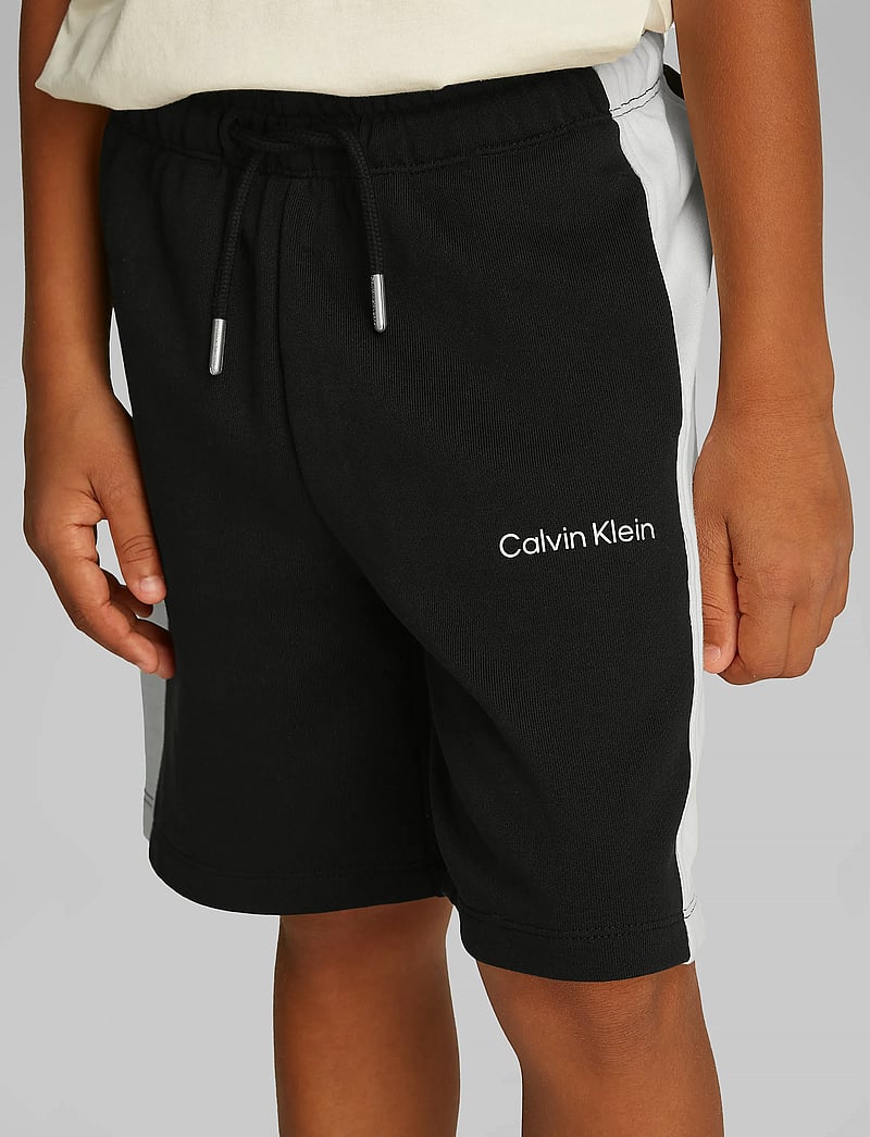 Calvin Klein - COLOR BLOCK RELAXED SHORTS - lühikesed dressipüksid - ck black - 4