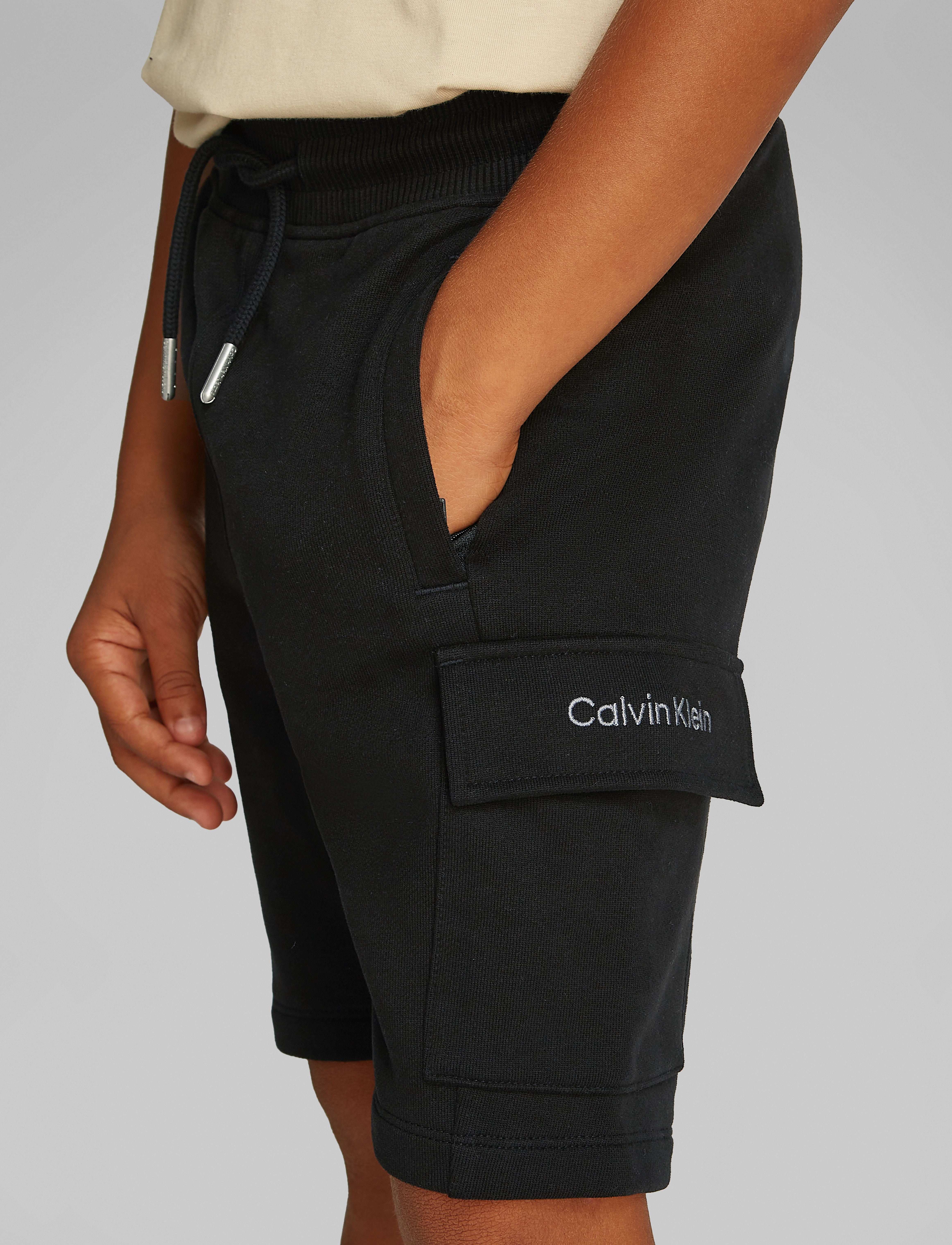 Calvin Klein Peached Terry Cargo Short, 128, Shorts, Schwarz - Sweat Kinder