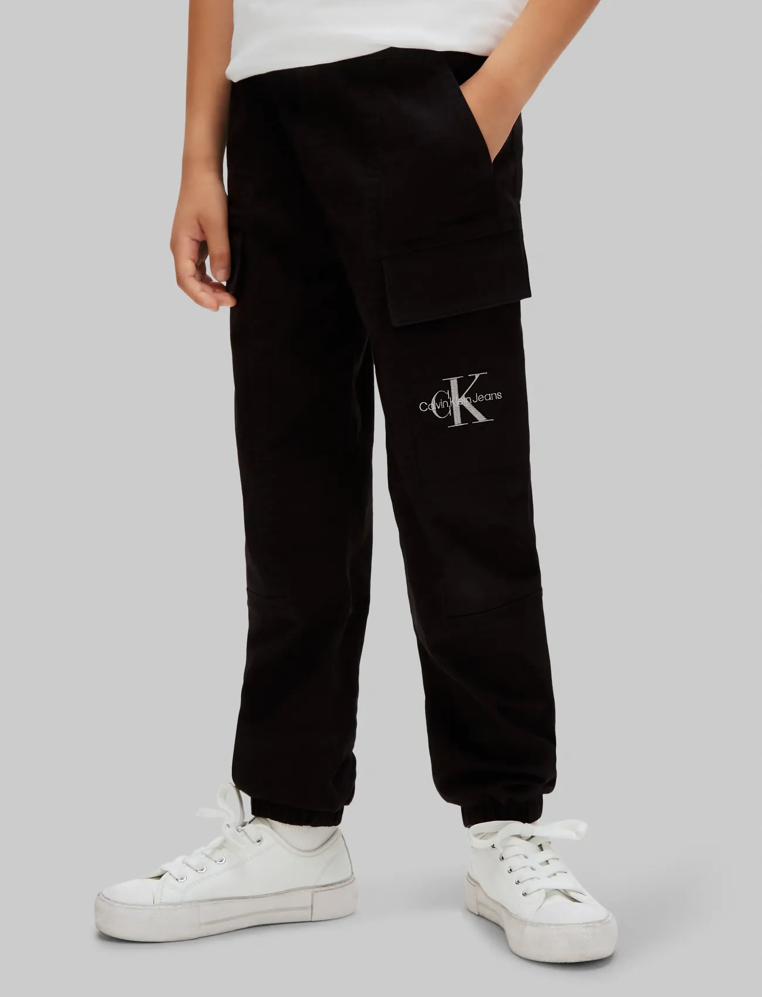 Calvin Klein - ESSENTIAL WOVEN CARGO PANT - premium-styles - ck black - 4