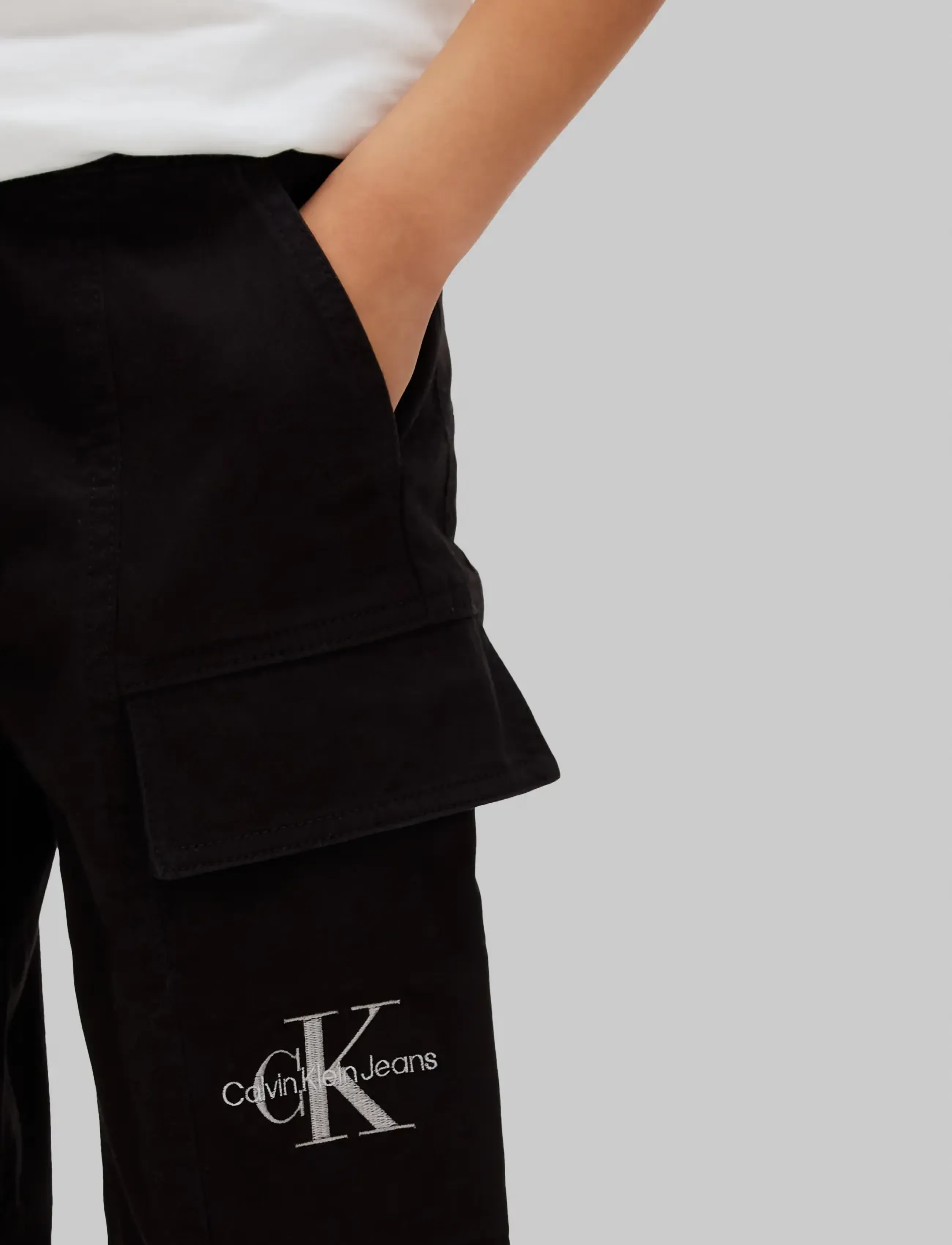 Calvin Klein - ESSENTIAL WOVEN CARGO PANT - premium-styles - ck black - 5