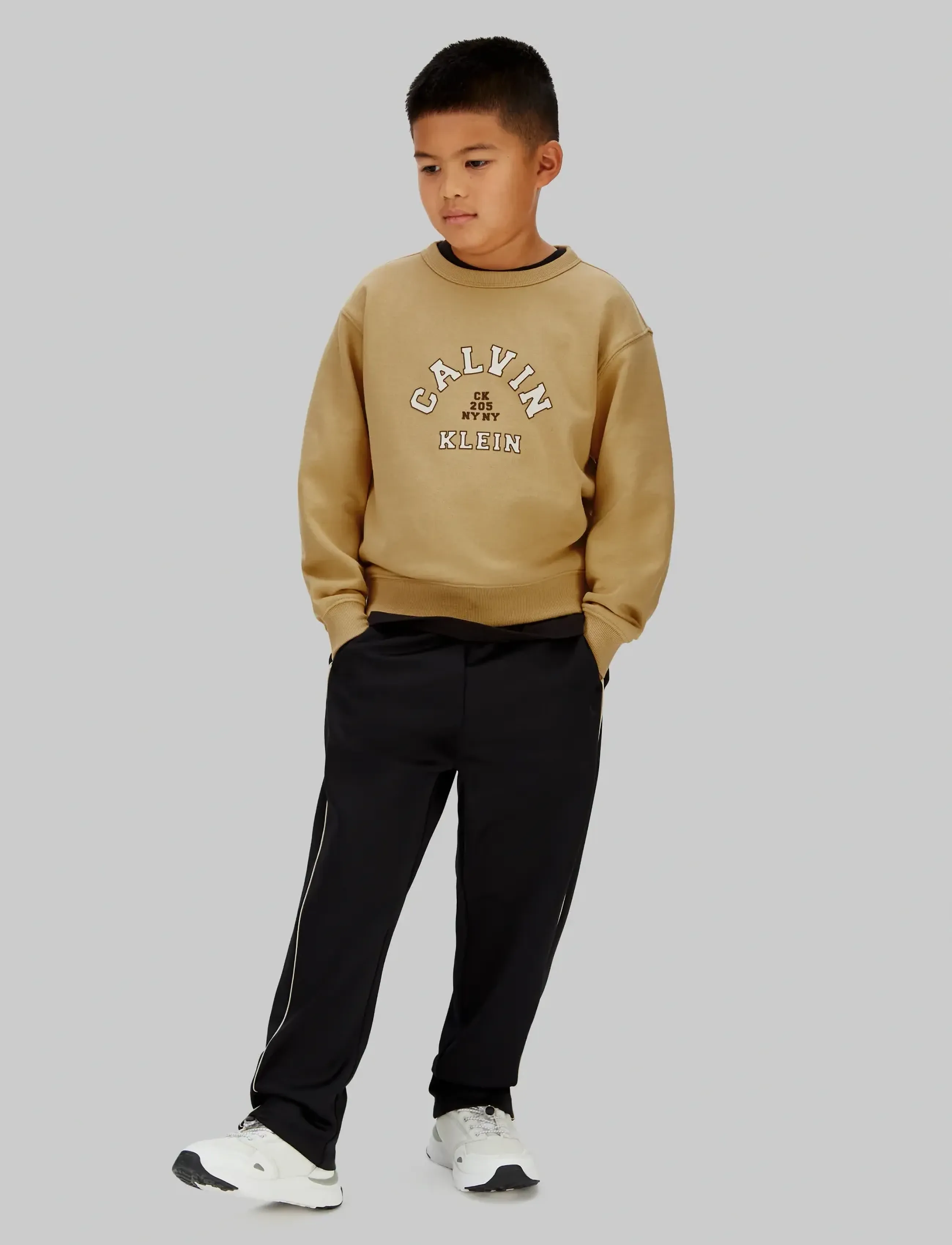 Calvin Klein VARSITY CN SWEATSHIRT - Sweats et sweats à capuche - SANDY BEIGE / beige