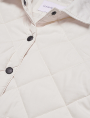 Calvin Klein - QUILTED WIDE OVERSHIRT - dygsniuotosios striukės - ivory - 2
