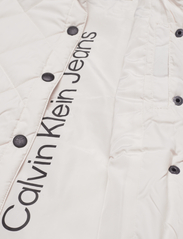 Calvin Klein - QUILTED WIDE OVERSHIRT - dygsniuotosios striukės - ivory - 4