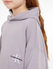 Calvin Klein - MONOGRAM OFF PLACED HOODIE - bluzy z kapturem - lavender aura - 5