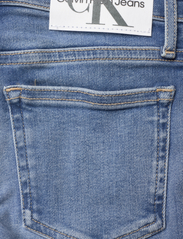 Calvin Klein - FLARE MR SPLIT VISUAL MID BLUE - alt laienevad teksad - visual mid blue - 7