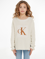 Calvin Klein - BRONZE MONOGRAM SLIT SWEATER - džemperi - ivory - 2