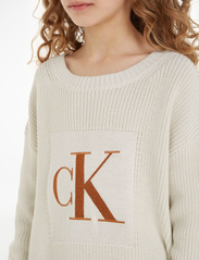 Calvin Klein - BRONZE MONOGRAM SLIT SWEATER - džemperi - ivory - 4