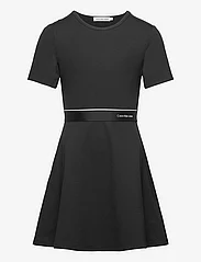 Calvin Klein - PUNTO LOGO TAPE SS DRESS - sukienki codzienne z krótkim rękawem - ck black - 0