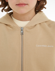 Calvin Klein - INST. LOGO RELAXED ZIP-THROUGH - džemperiai su gobtuvu - warm sand - 4