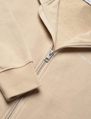 Calvin Klein - INST. LOGO RELAXED ZIP-THROUGH - džemperiai su gobtuvu - warm sand - 5