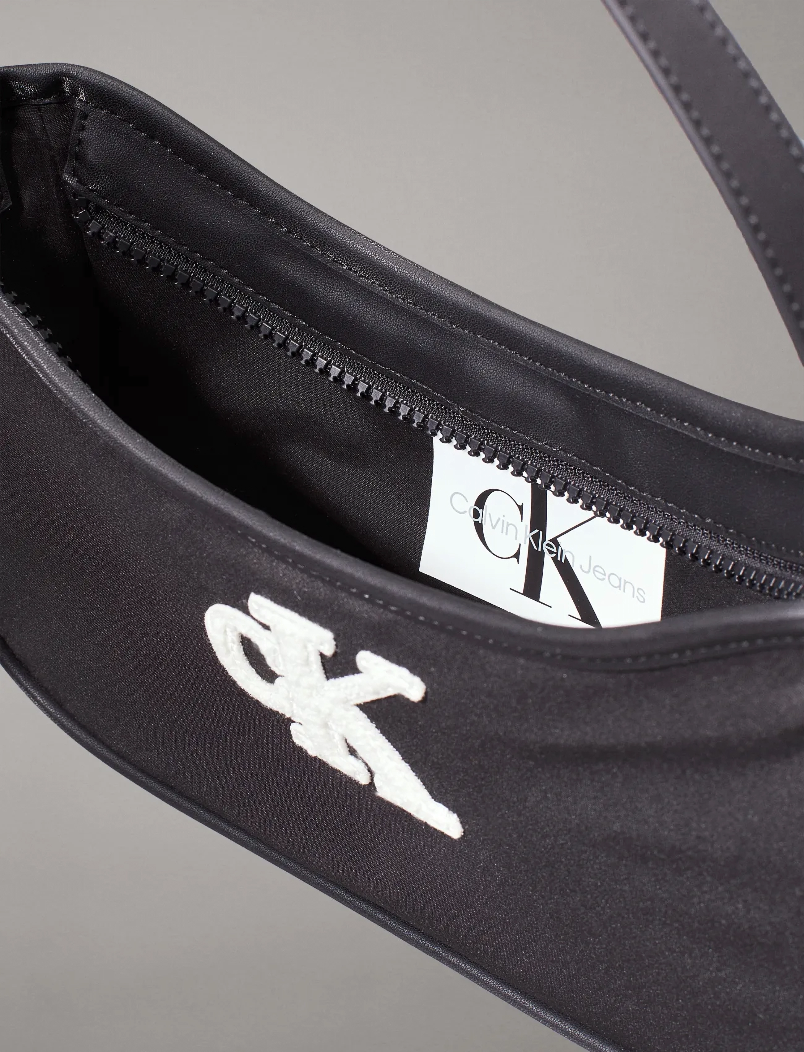 Calvin Klein - TEDDY CK SHOULDERBAG - schultertaschen - ck black - 4