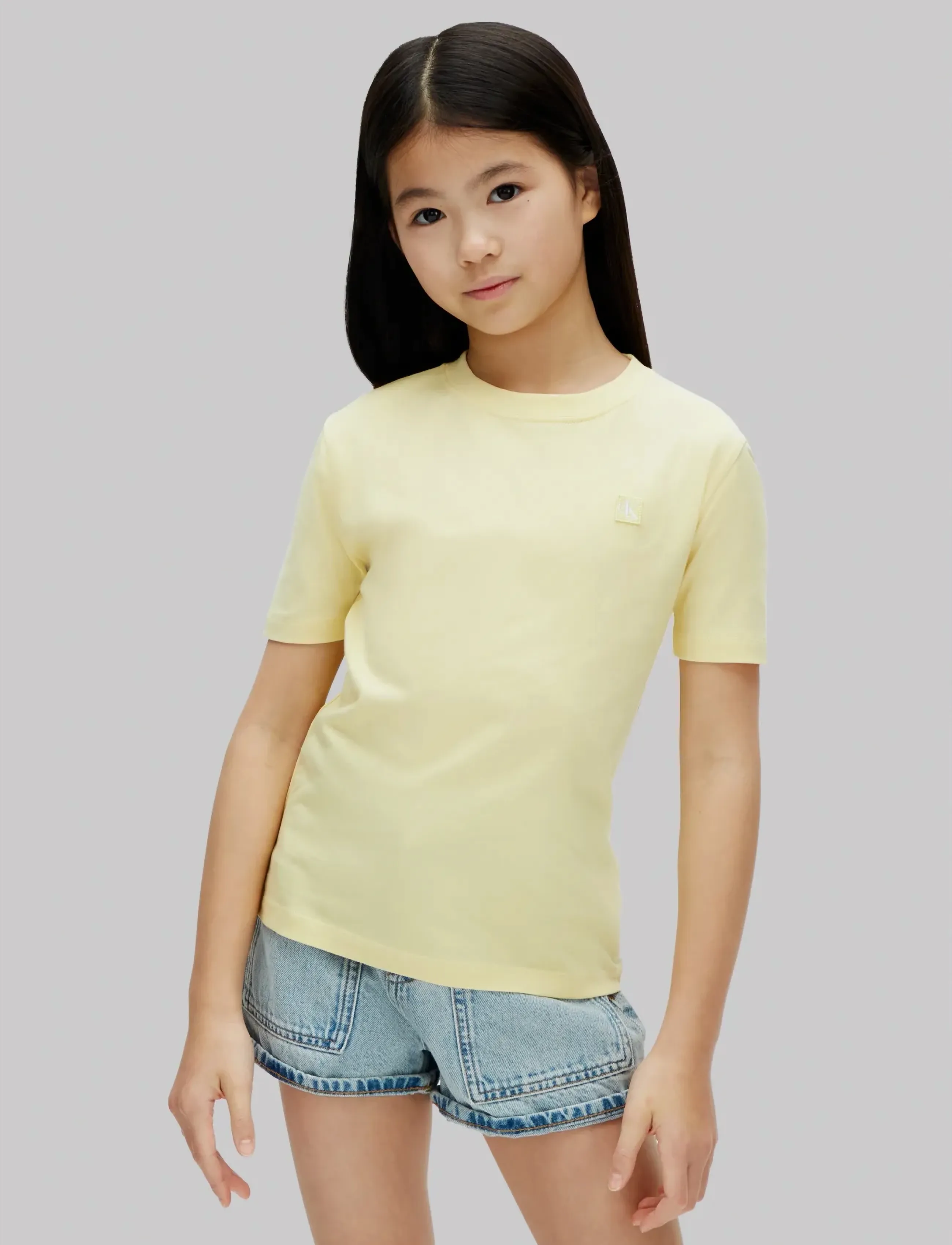 Calvin Klein MONO MINI BADGE REG T-SHIRT - Oberteile & T-Shirts - FRENCH VANILLA 12-0722 TCX / yellow