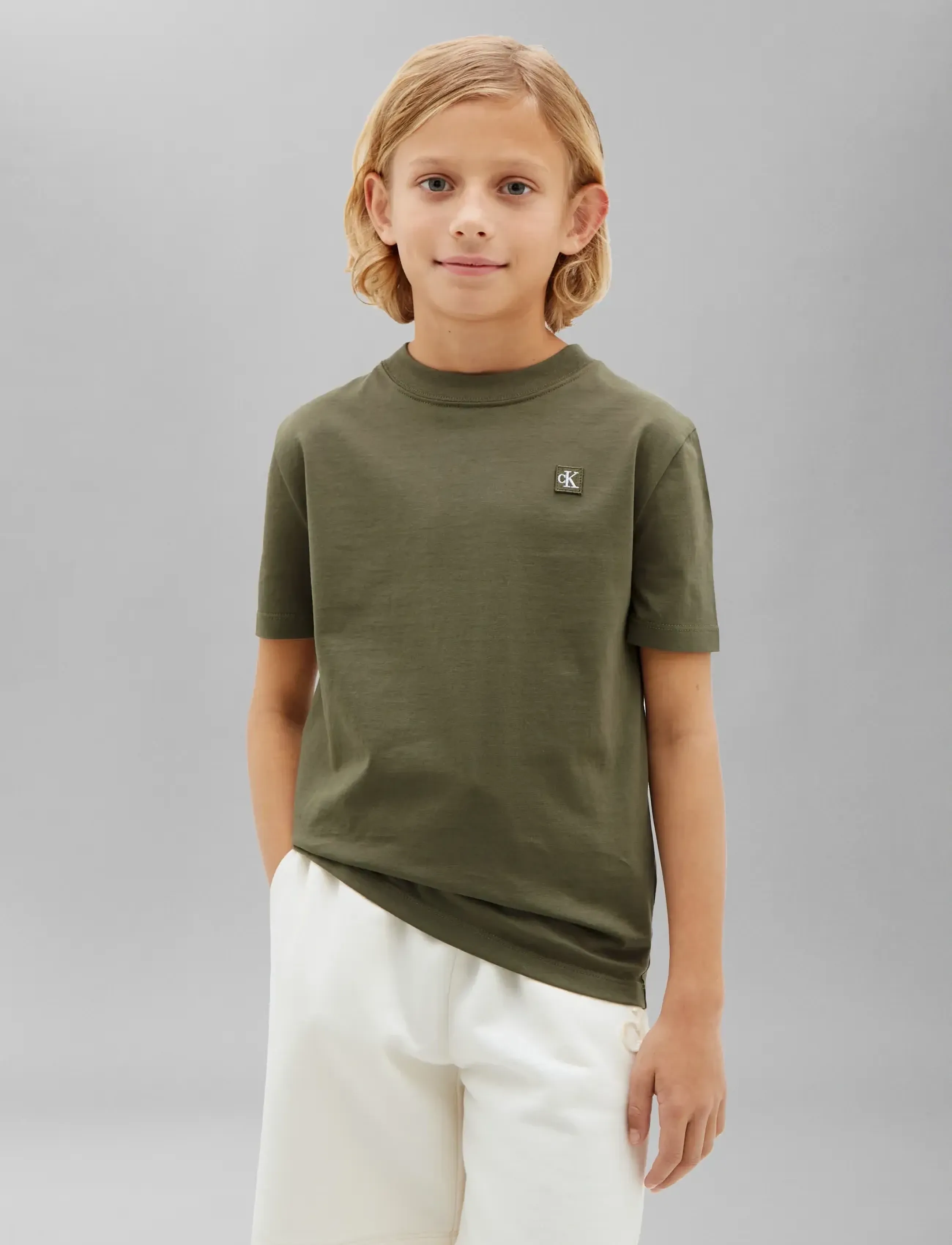Calvin Klein Mini Badge Reg T-Shirt, 128, T-shirts, Khakigrün - Short-sleeved, Kinder