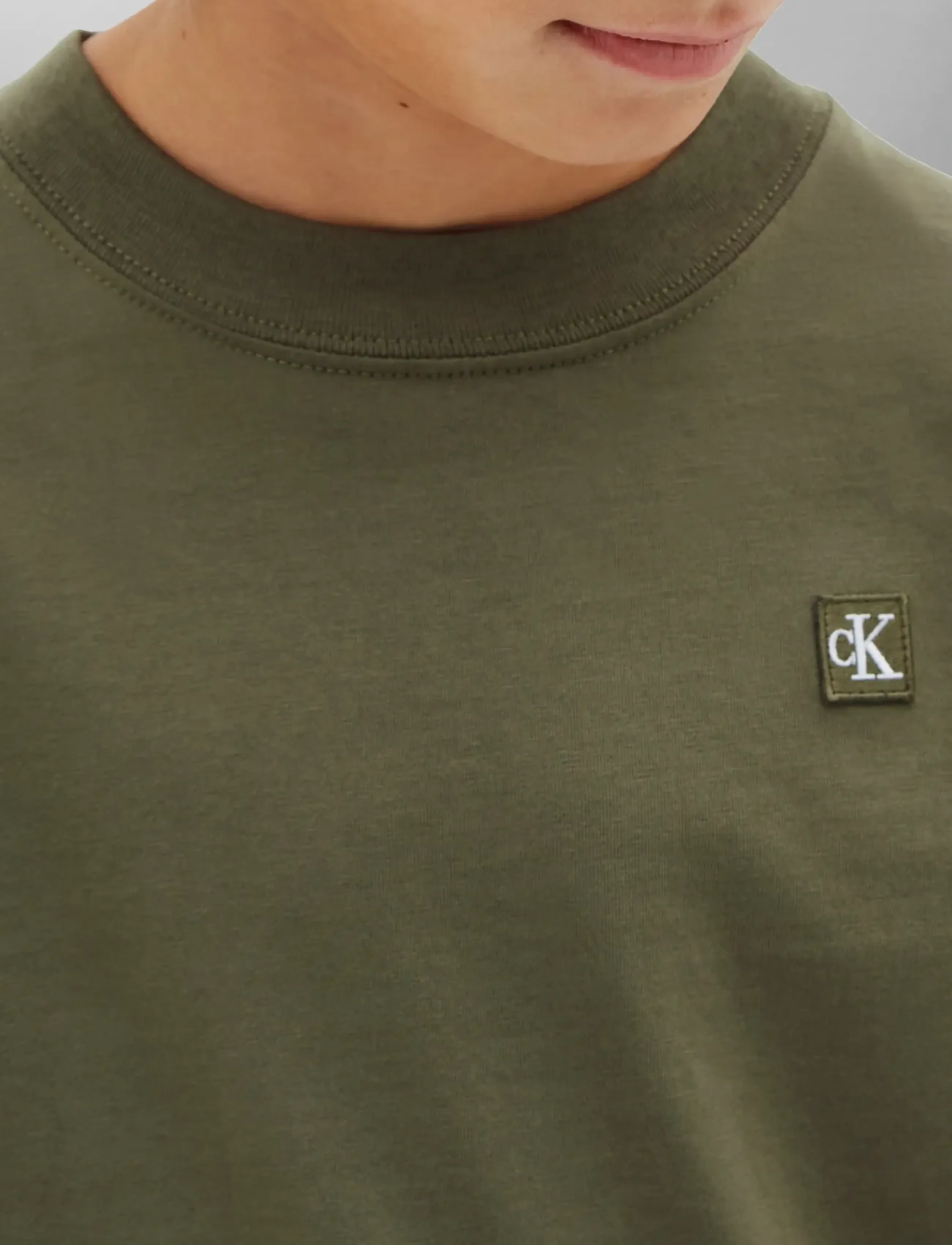 Calvin Klein - MINI BADGE REG T-SHIRT - kortærmede t-shirts - dusty olive - 3