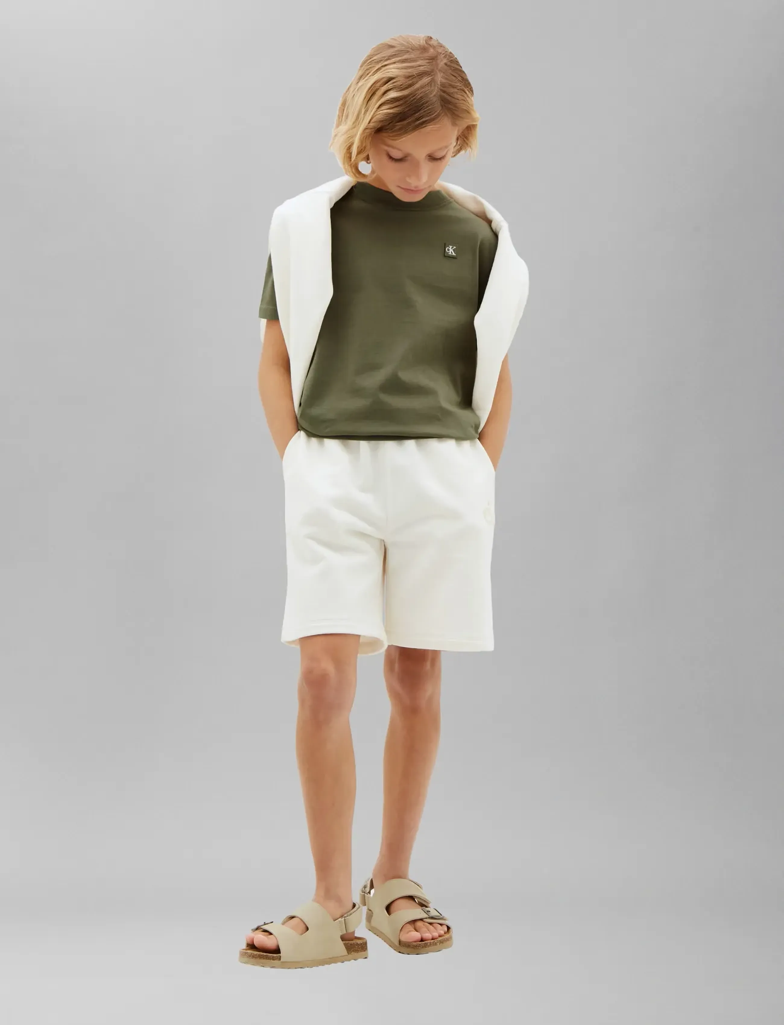 Calvin Klein - MINI BADGE REG T-SHIRT - kortærmede t-shirts - dusty olive - 4