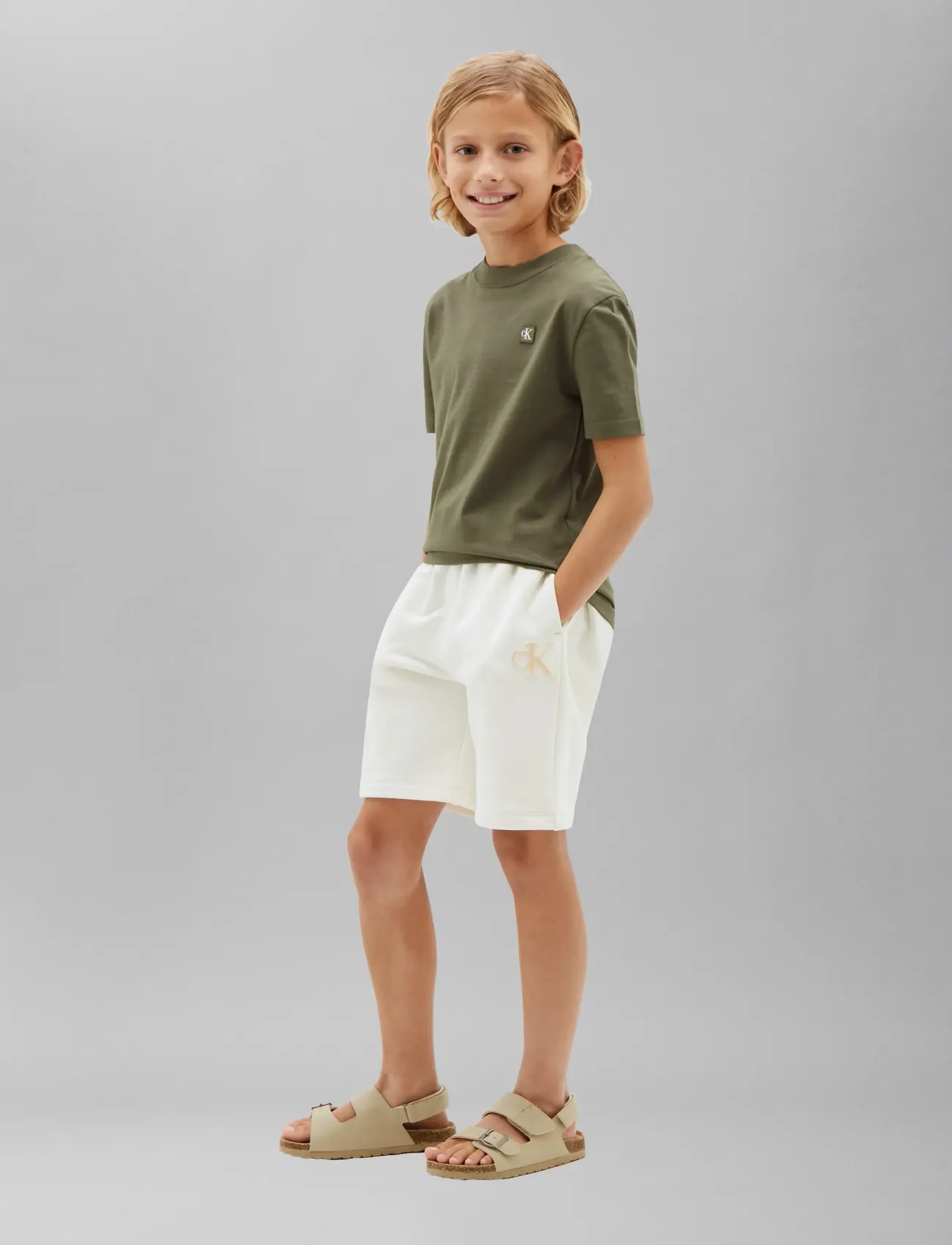 Calvin Klein - MINI BADGE REG T-SHIRT - kortærmede t-shirts - dusty olive - 5