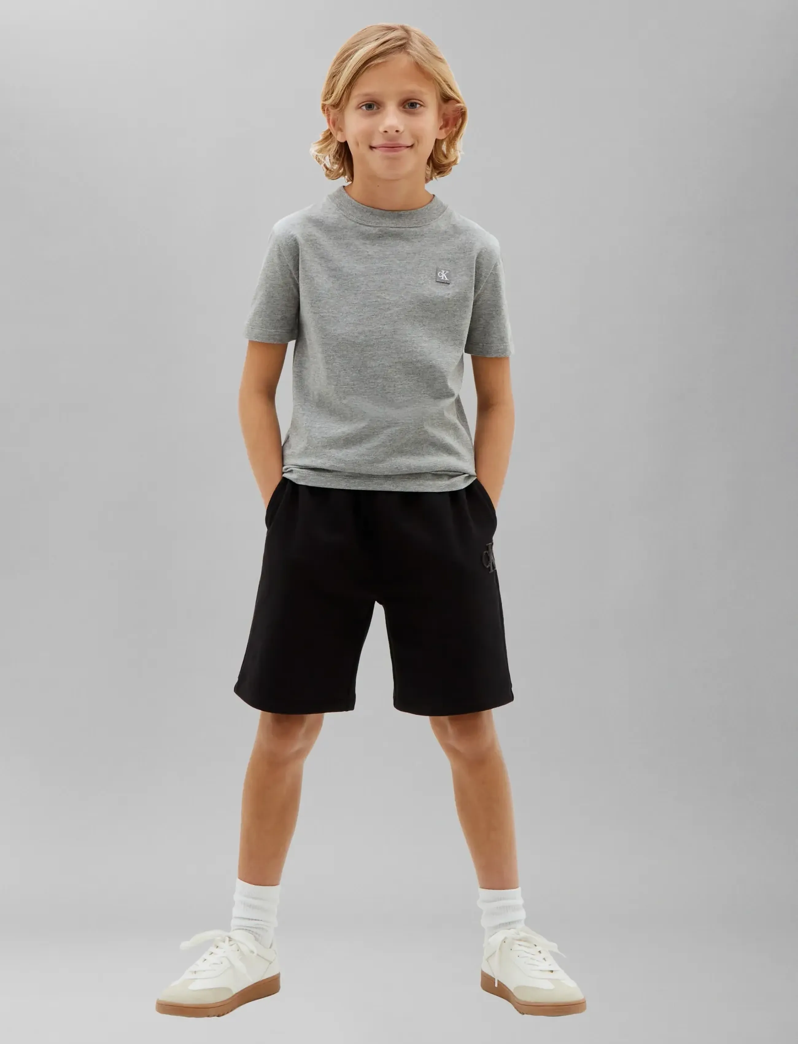 Calvin Klein - MINI BADGE REG T-SHIRT - t-krekli ar īsām piedurknēm - medium grey heather - 4