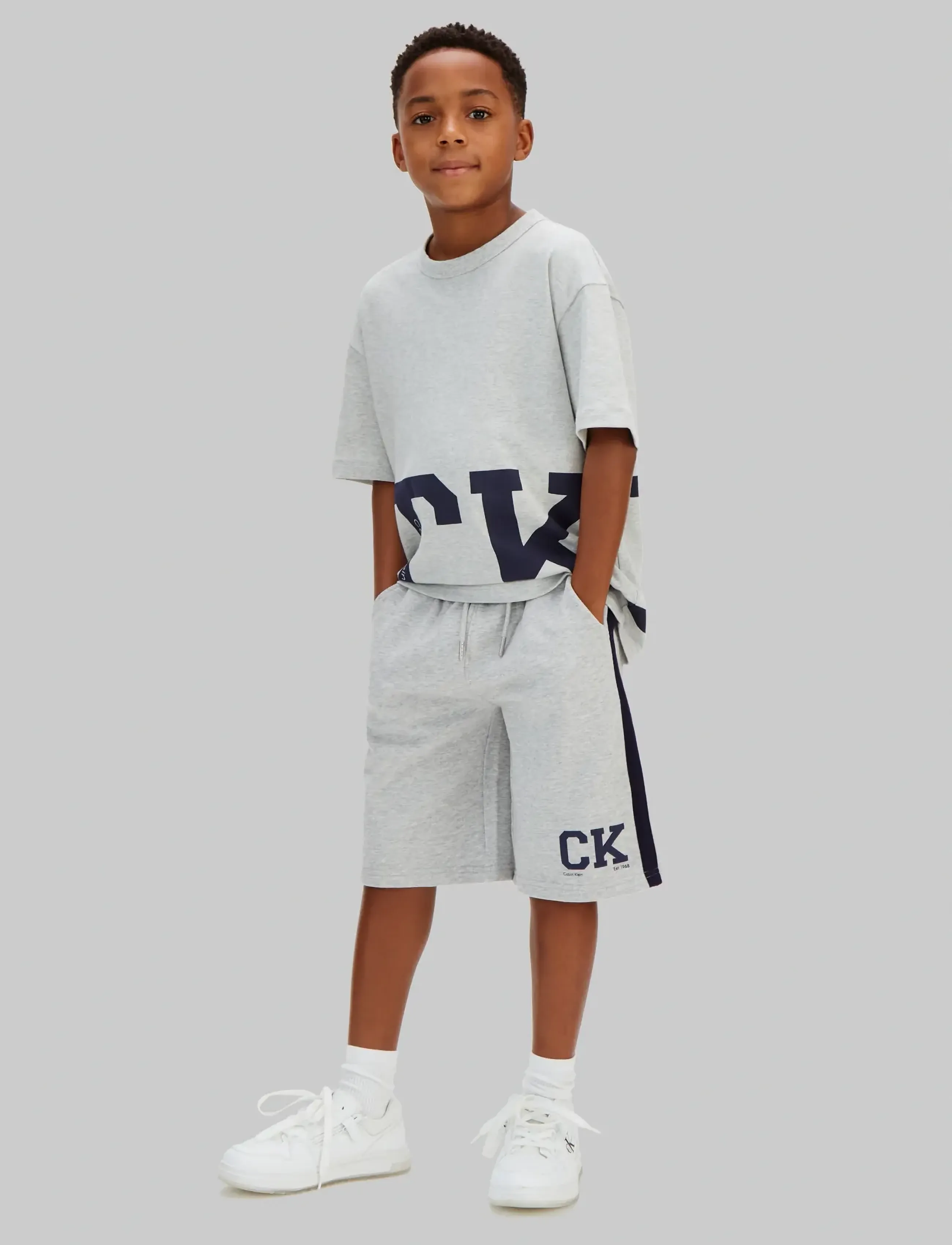 Calvin Klein VARSITY RELAXED SHORTS - Sweat shorts - 1-LTEGREYHT / grey