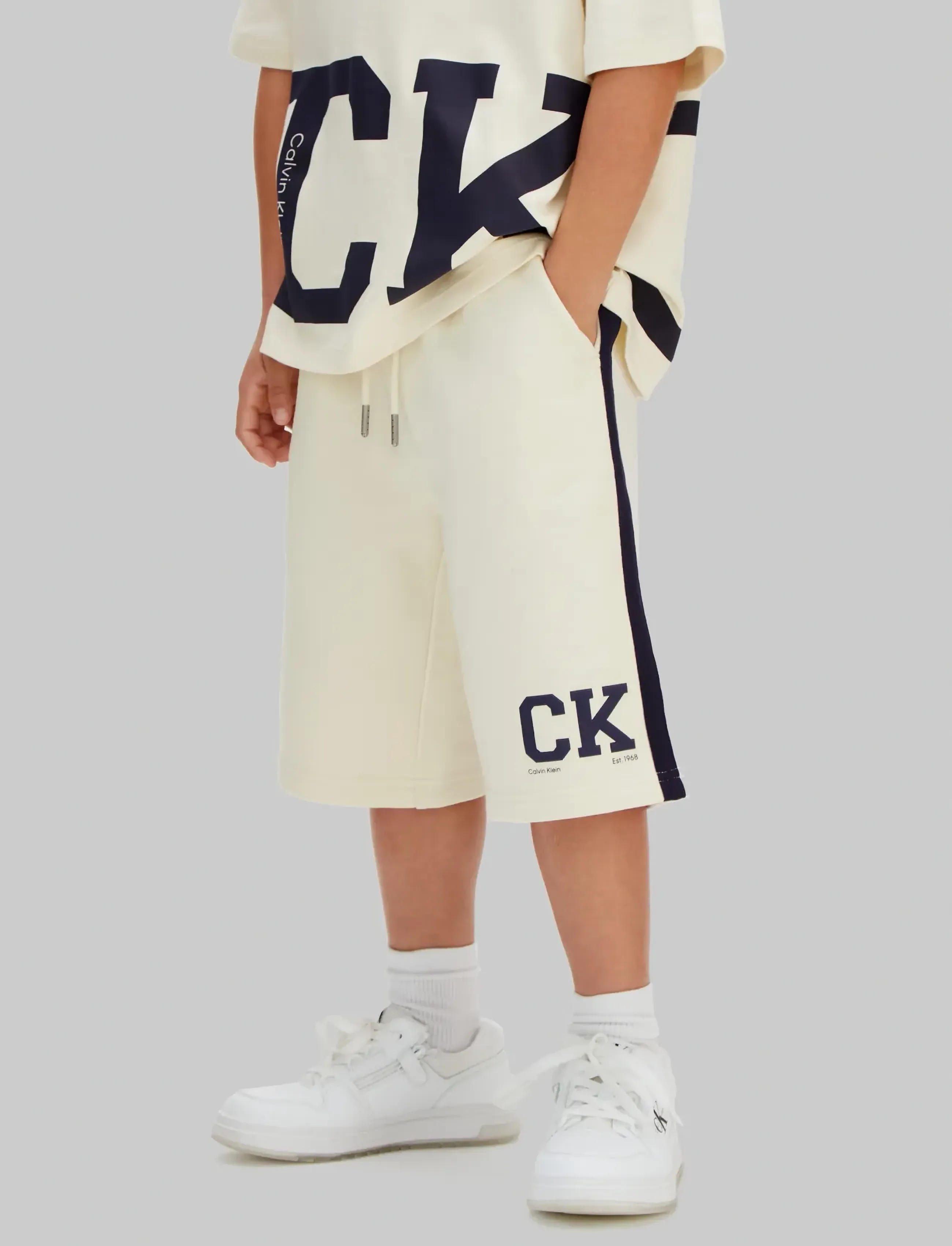 Calvin Klein VARSITY RELAXED SHORTS - Sweat shorts - VANILLA ICE 11-0104 TCX / cream