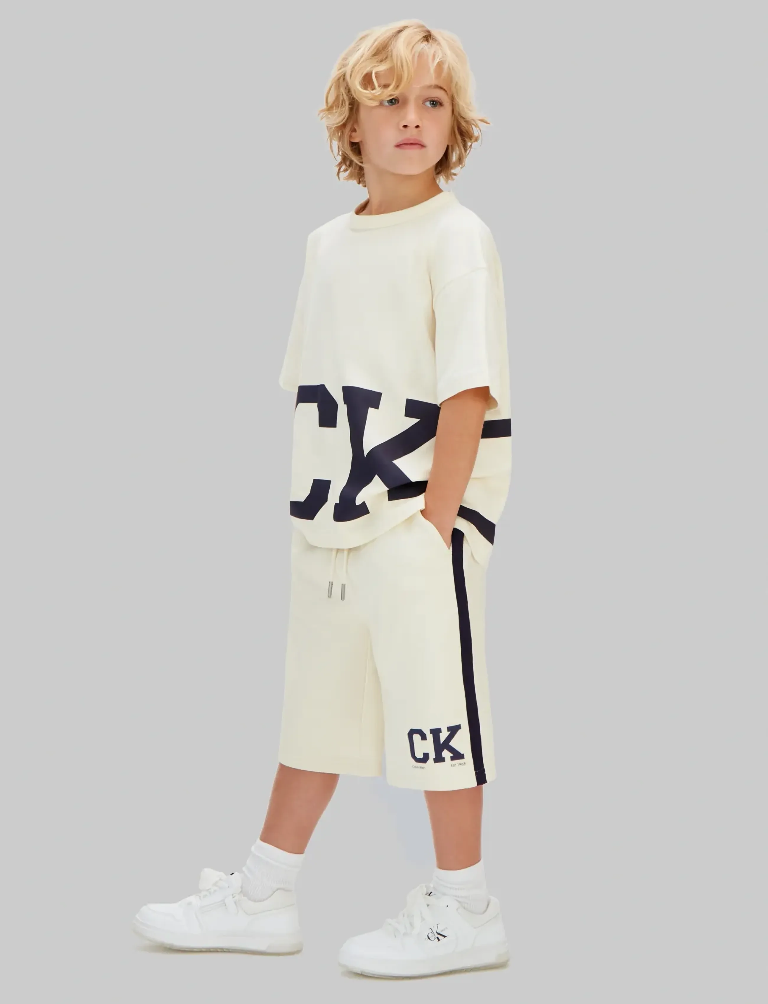 Calvin Klein - VARSITY RELAXED SHORTS - sweatshorts - vanilla ice 11-0104 tcx - 4