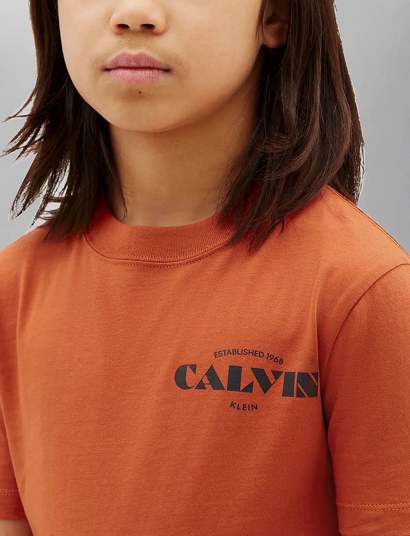 Calvin Klein - CALVIN SMALL CHEST PRINT TEE SS - kurzärmelige - orange balloon - 4