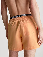 Calvin Klein - MEDIUM DOUBLE WB - swim shorts - buff orange - 2