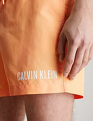 Calvin Klein - MEDIUM DOUBLE WB - swim shorts - buff orange - 3