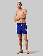 Calvin Klein - MEDIUM DRAWSTRING - swim shorts - sapphire blue - 2
