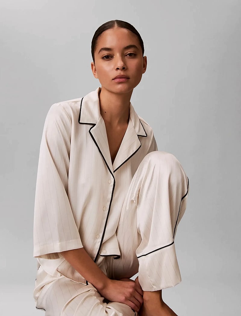 Calvin Klein - SATIN SS SHIRT - oberteile - dotted logo pinstripe ivory - 4