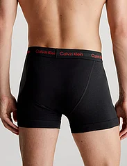 Calvin Klein - TRUNK 3PK - boxerkalsonger - black w/ pompian red logos - 2