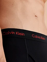 Calvin Klein - TRUNK 3PK - bokserit - black w/ pompian red logos - 3