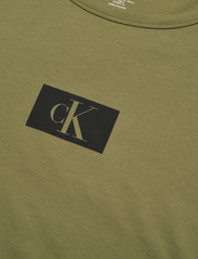 Calvin Klein - S/S CREW NECK - kortärmade t-shirts - olive branch - 2
