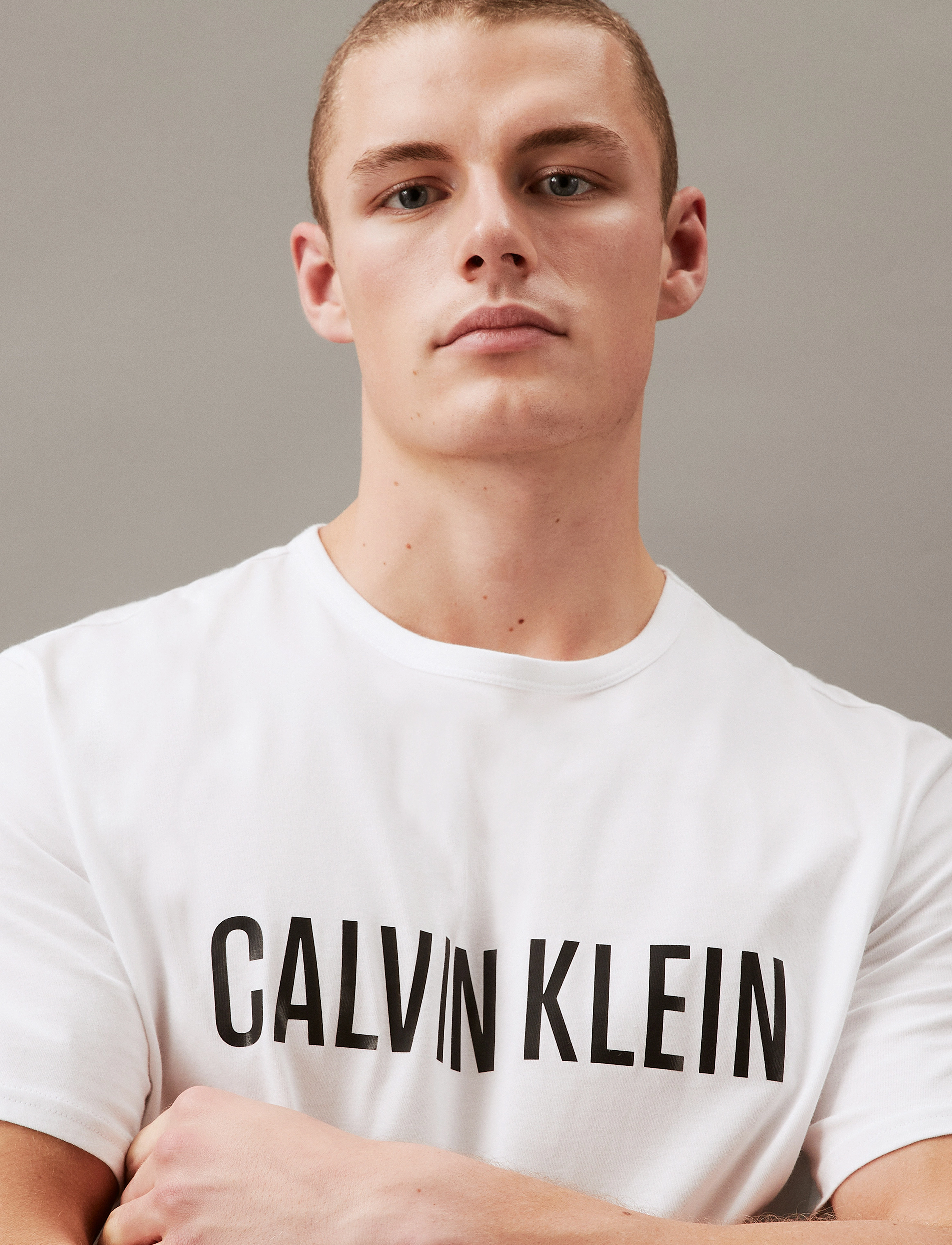 Calvin Klein - S/S CREW NECK - white w/ black logo - 5
