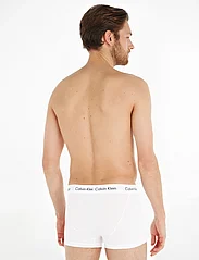 Calvin Klein - 3P LOW RISE TRUNK - majtki w wielopaku - white - 3