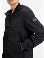 Calvin Klein - CRINKLE NYLON  BLOUSON W. HOOD - spring jackets - ck black - 5