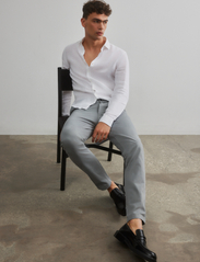 Calvin Klein - LINEN SOLID SLIM SHIRT - hørskjorter - white - 3