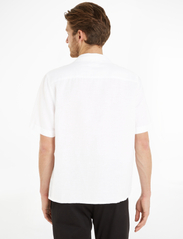 Calvin Klein - LINEN COTTON CUBAN S/S SHIRT - linasest riidest särgid - bright white - 2