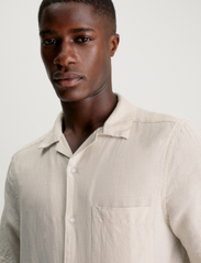 Calvin Klein - LINEN COTTON CUBAN S/S SHIRT - lininiai marškiniai - stony beige - 6