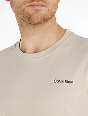 Calvin Klein - MICRO LOGO INTERLOCK T-SHIRT - mažiausios kainos - stony beige - 5