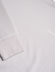 Calvin Klein - MICRO LOGO REPREVE SWEATSHIRT - medvilniniai megztiniai - silver sconce - 2